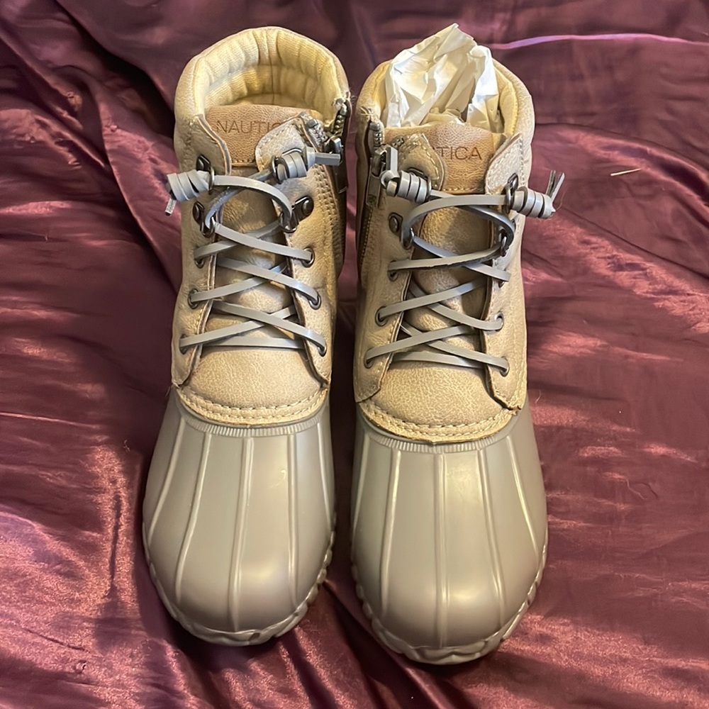 BOOTS SIZE 7